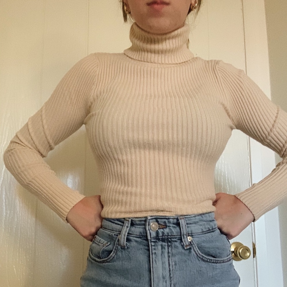BEIGE RIBBED TURTLE NECK SWEATER